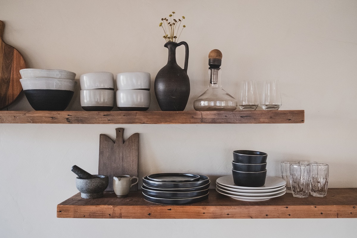 Półki na ścianę z drewna – praktyczne rozwiązanie w Twojej kuchni