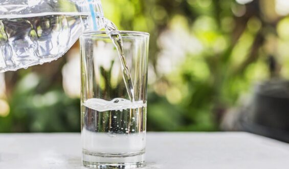 Kanistry na wodę pitną – niezbędnik biwakowicza