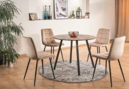 Beżowe krzesła w nowoczesnym wnętrzu